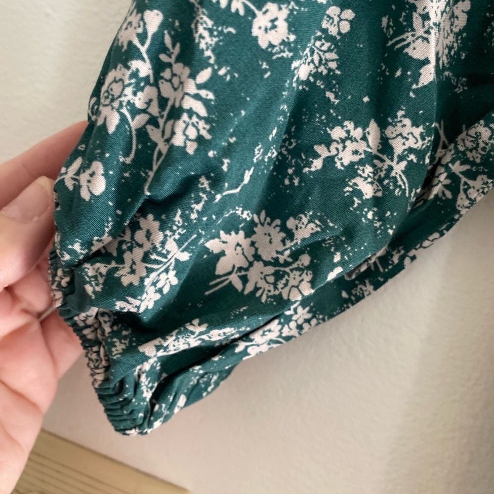 Doe & Rae Green Floral Ruffle Neck Top Size Small - Picture 7 of 11